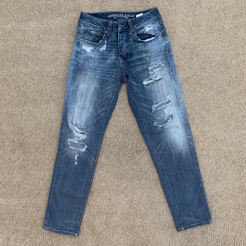 American Eagle Distressed Tomgirl Jean